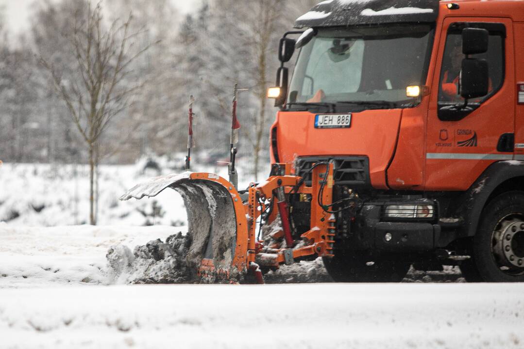 Šalies keliai – drėgni ir provėžuoti, naktį eismą sunkins plikledis