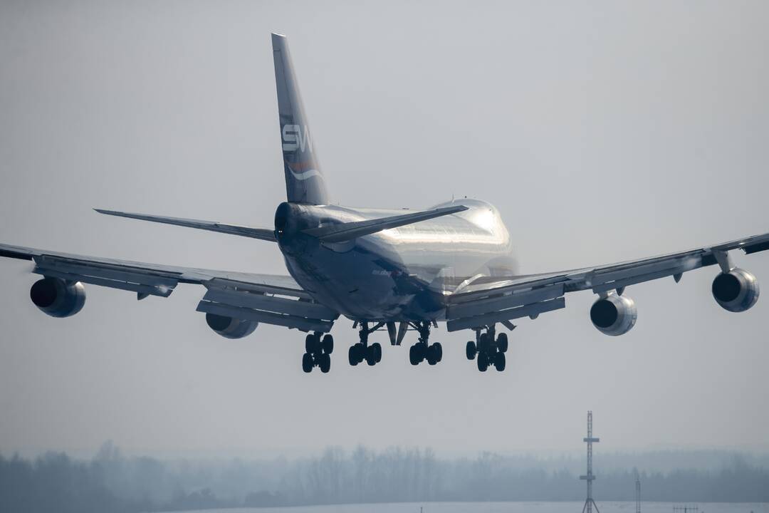 1969 m. sėkmingai atliktas pirmasis bandomasis lainerio „Boeing 747“ skrydis.