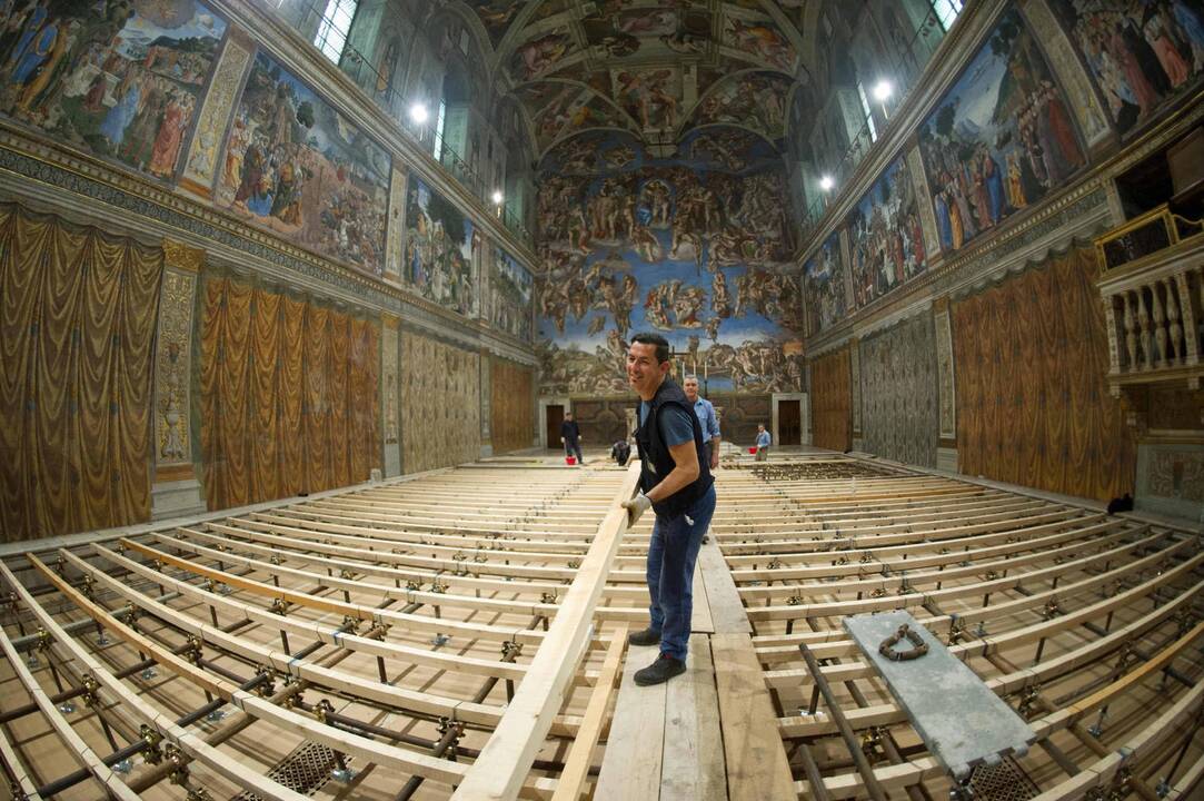 1999 m. popiežius Jonas Paulius II atidarė Siksto koplyčią. Jos restauracija truko 20 metų.