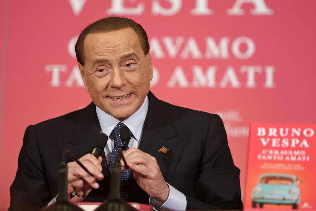 1994 m. atsistatydino kyšininkavimu apkaltintas Italijos premjeras Silvio Berlusconi