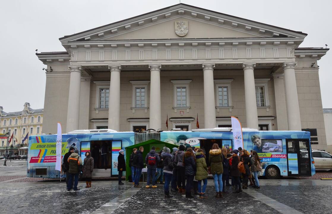 Sostinės Rotušės aikštėje įsikūrė mokykla ant ratų