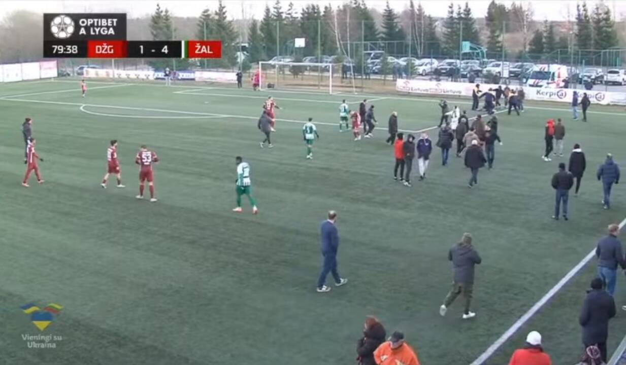 Telšiuose teko nutraukti futbolo rungtynes: kilo sirgalių muštynės