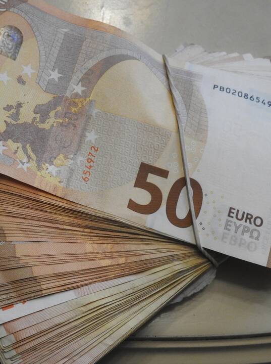 Ministerija siūlo vaiko pinigus didinti nuo 30 iki 50 eurų