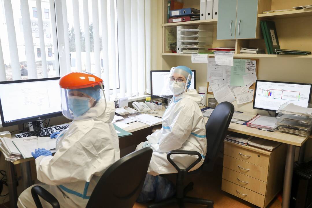 Medikai skundžiasi: darbe užsikrečia COVID-19, bet maksimalios ligos išmokos negauna