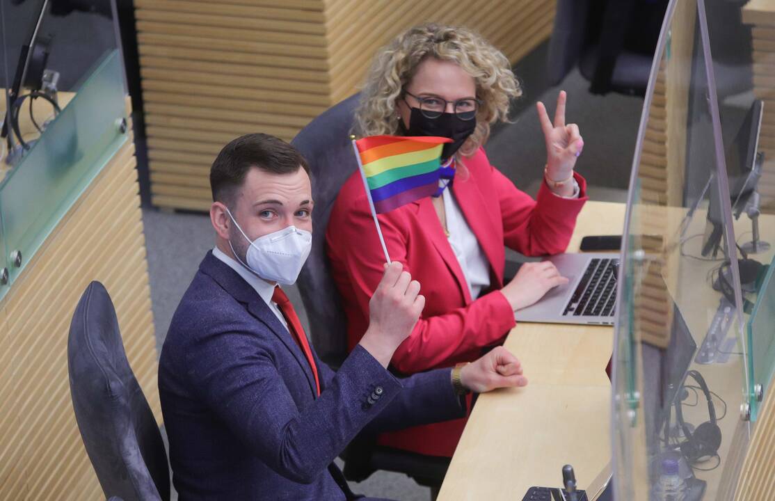 Politikai siūlo įteisinti lyčiai neutralią partnerystę, partneriai negalėtų įsivaikinti