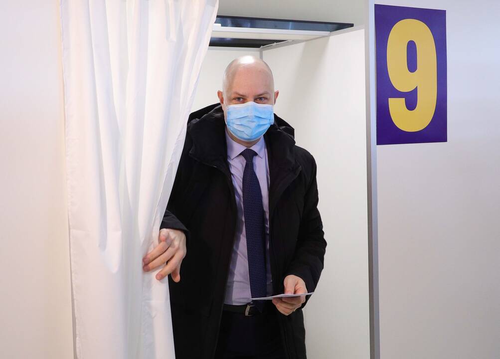 Seimo ir Vyriausybės nariai skiepijasi nuo COVID-19
