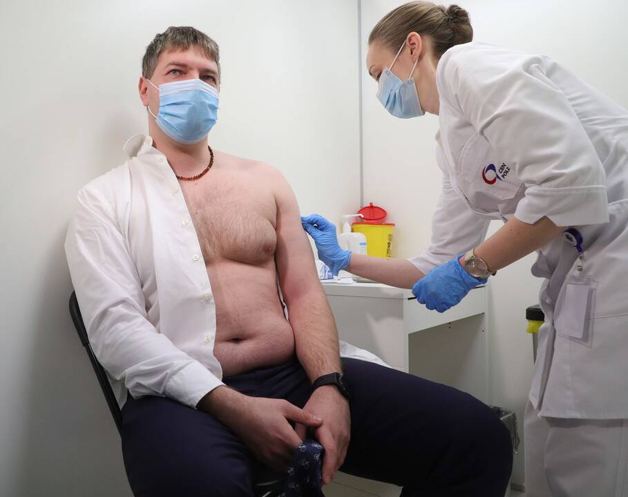 „AstraZeneca“ vakcina pradėti skiepyti ministrai ir Seimo nariai.