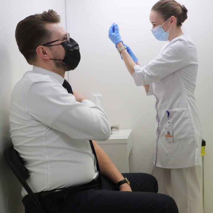 Seimo ir Vyriausybės nariai skiepijasi nuo COVID-19