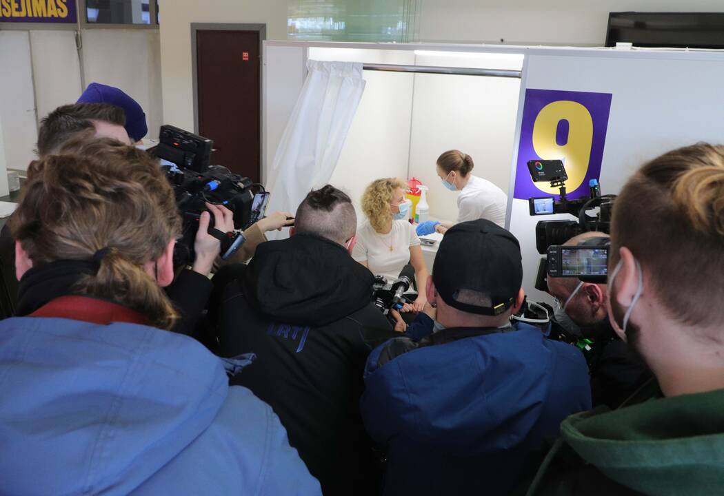 Seimo ir Vyriausybės nariai skiepijasi nuo COVID-19