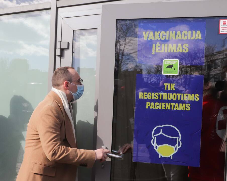 Seimo ir Vyriausybės nariai skiepijasi nuo COVID-19