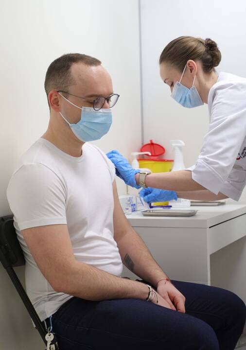 Seimo ir Vyriausybės nariai skiepijasi nuo COVID-19
