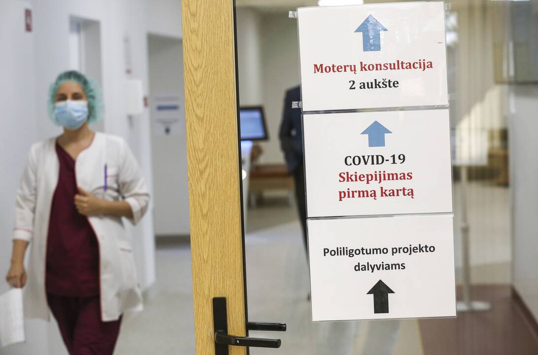 Seimo ir Vyriausybės nariai skiepijasi nuo COVID-19