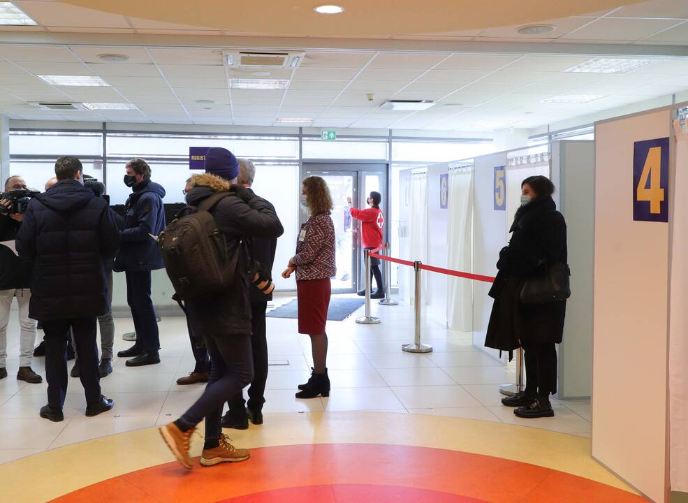 Seimo ir Vyriausybės nariai skiepijasi nuo COVID-19
