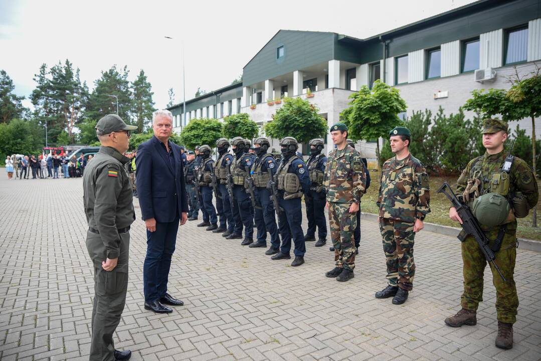 Prezidentas susitiko su institucijų, saugančių valstybės sieną, vadovais ir pareigūnais bei šiems padėkojo už darbą.