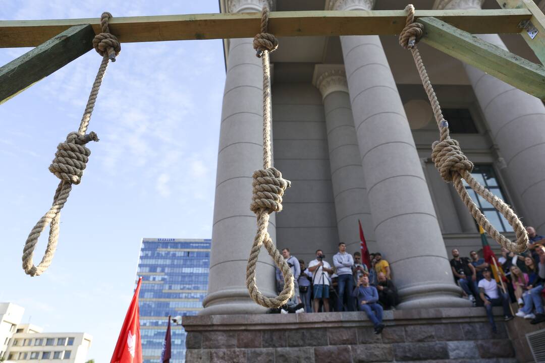 Protestas prie Seimo prieš COVID-19 ribojimus