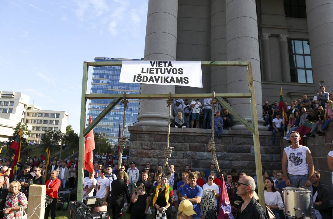 Protestas prie Seimo prieš COVID-19 ribojimus
