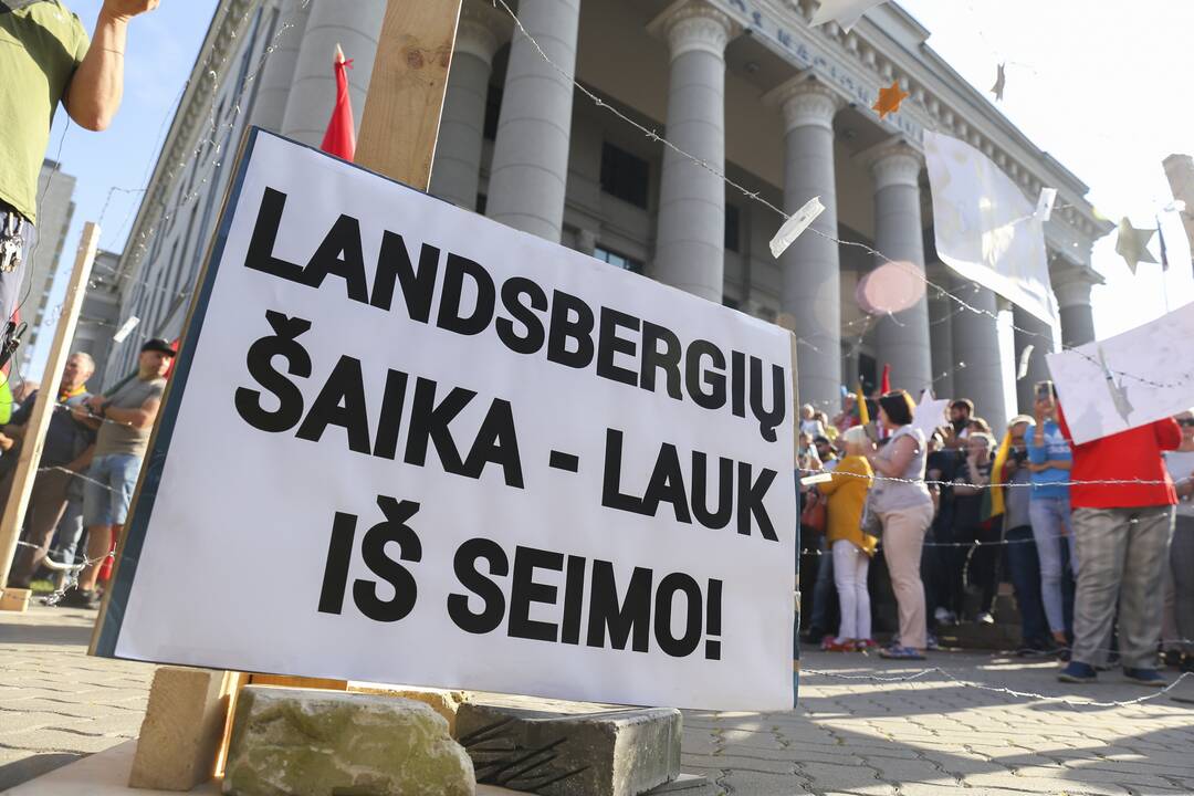 Protestas prie Seimo prieš COVID-19 ribojimus