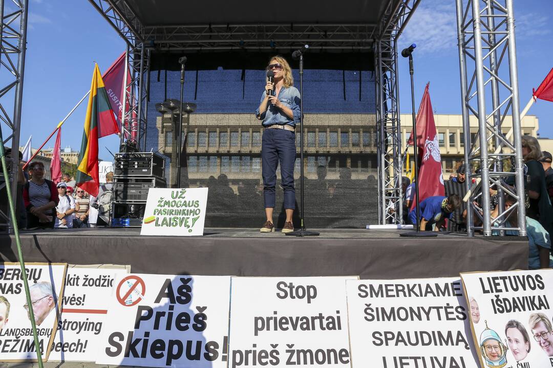 Protestas prie Seimo prieš COVID-19 ribojimus