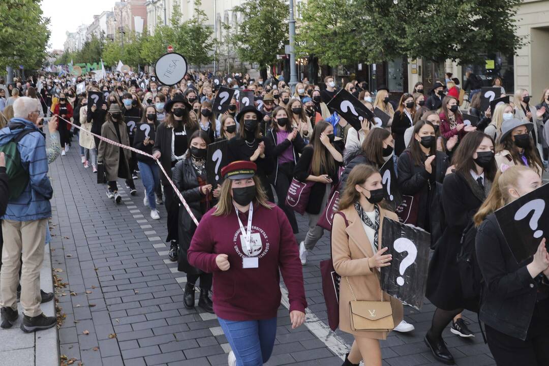 Neskuba grąžinti skolų valstybei: už studijas skolingi tūkstančiai žmonių