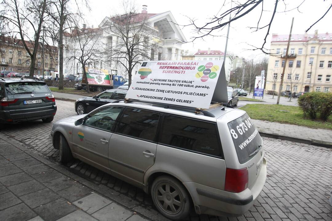 Premjeras nepritaria siūlymui sumažinti gyventojų parašų kartelę referendumams