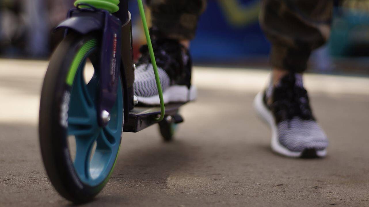 Aštuonmečiui sukrėstos smegenys: su paspirtuku rėžėsi į dviratį