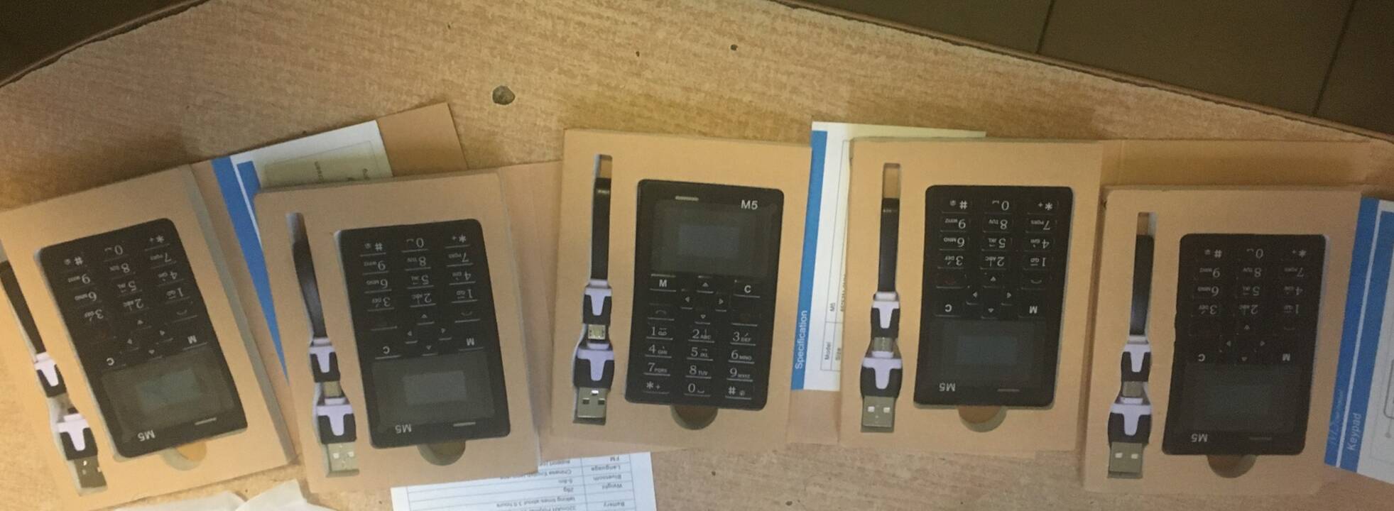 Įkliuvo per pasalą: buvę kaliniai į pataisos namus bandė permesti telefonų