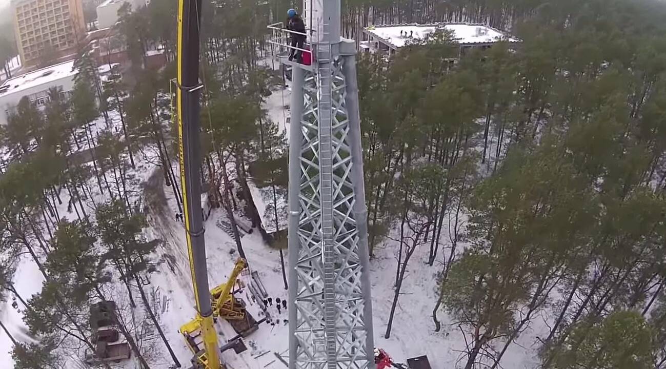 Druskininkuose sumontuotos lynų keltuvo kolonos