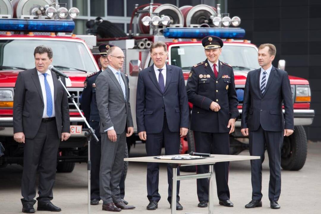 Lietuva Moldovai perduoda 10 gaisrinių automobilių
