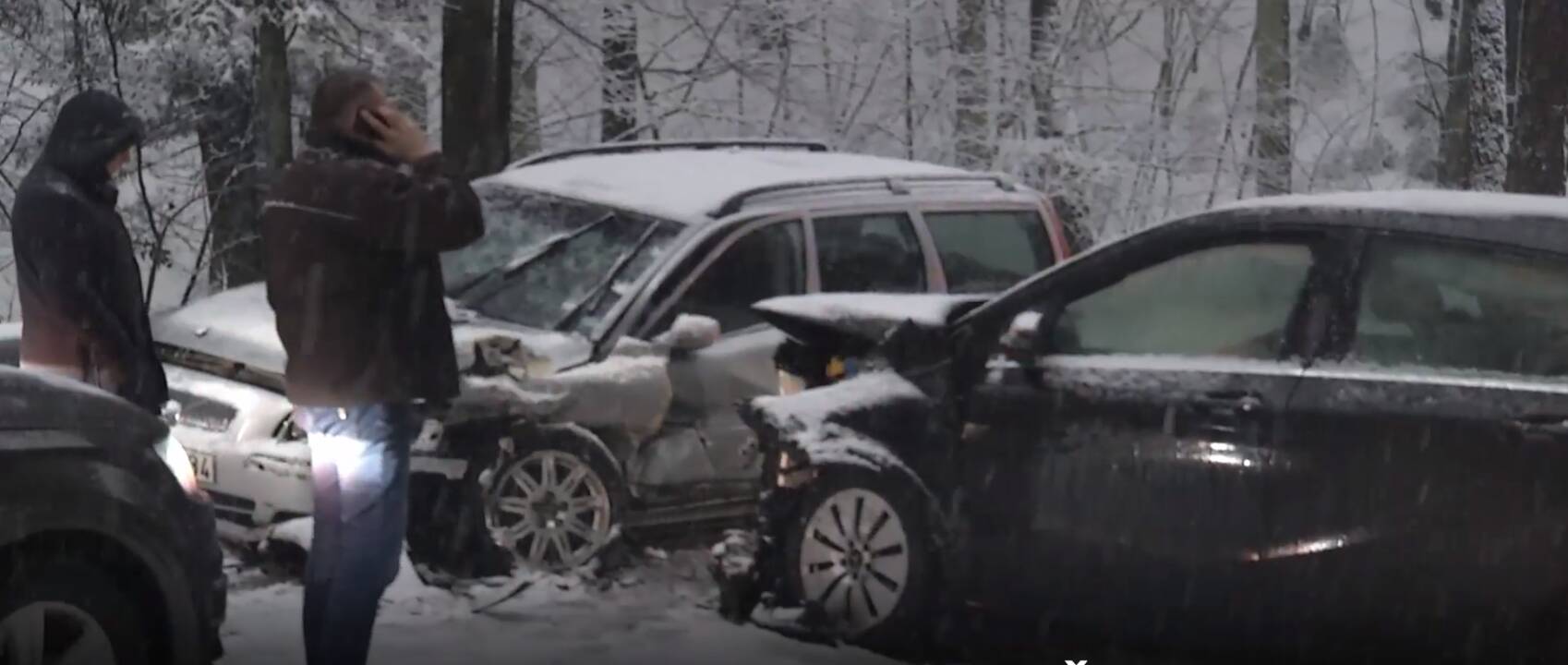 Avarija Šilo gatvėje: „Volvo“ – kelkraštyje, mersedesas – skersai kelio