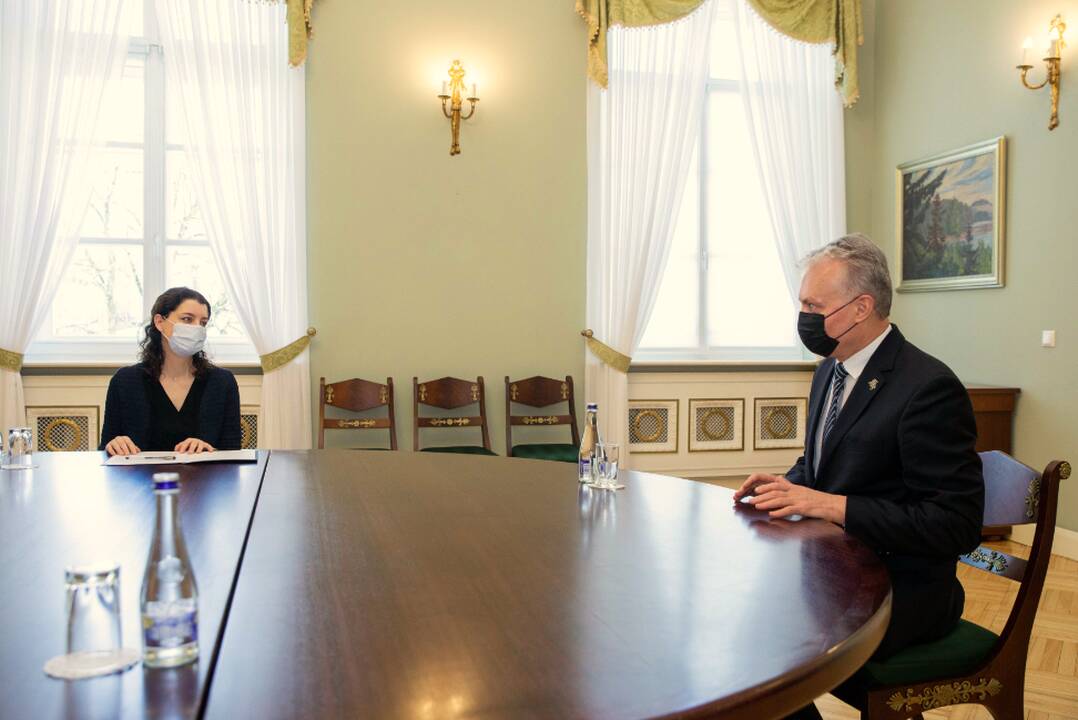 Prezidentas susitiko su socialinės apsaugos ir darbo ministre M. Navickiene aptarti per pandemiją išaugusio nedarbo.