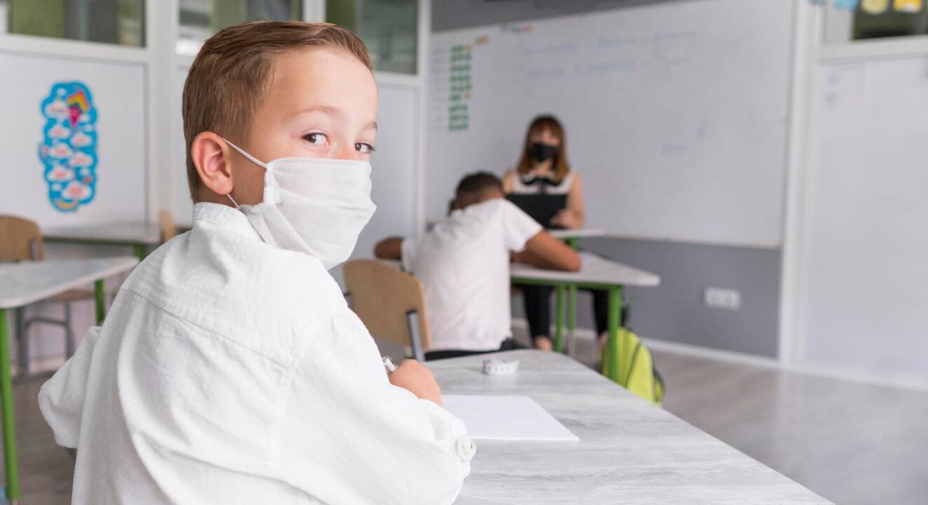 Ministerija: COVID-19 serga 862 pedagogai, dar 1028 saviizoliacijoje
