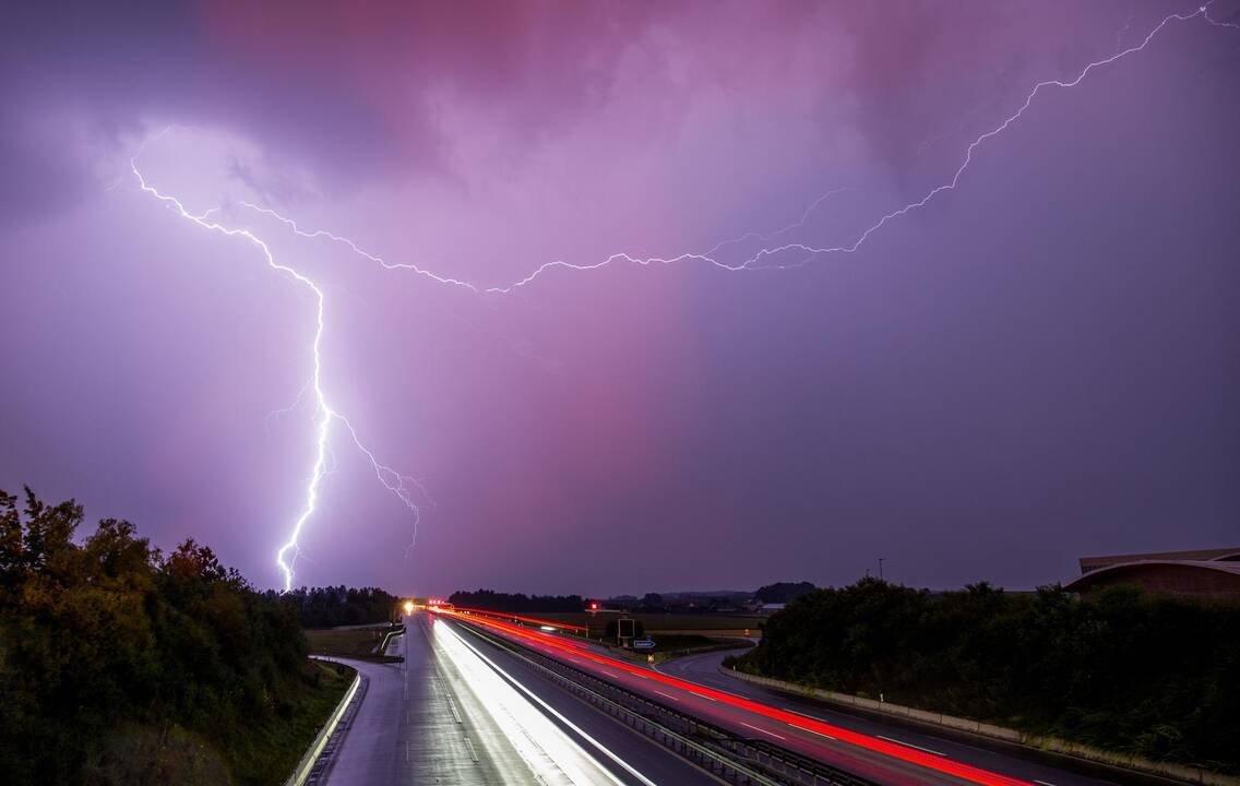 Vasara žada tūkstančius žaibų ir pavojingus gamtos reiškinius