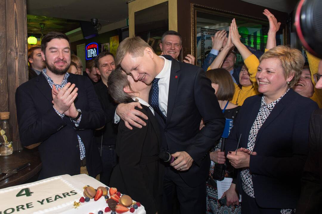 R. Šimašiaus štabas švenčia pergalę