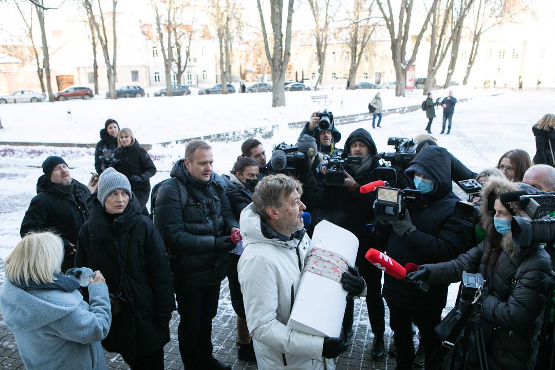 Prezidentui įteikė peticiją dėl galimybių paso stabdymo