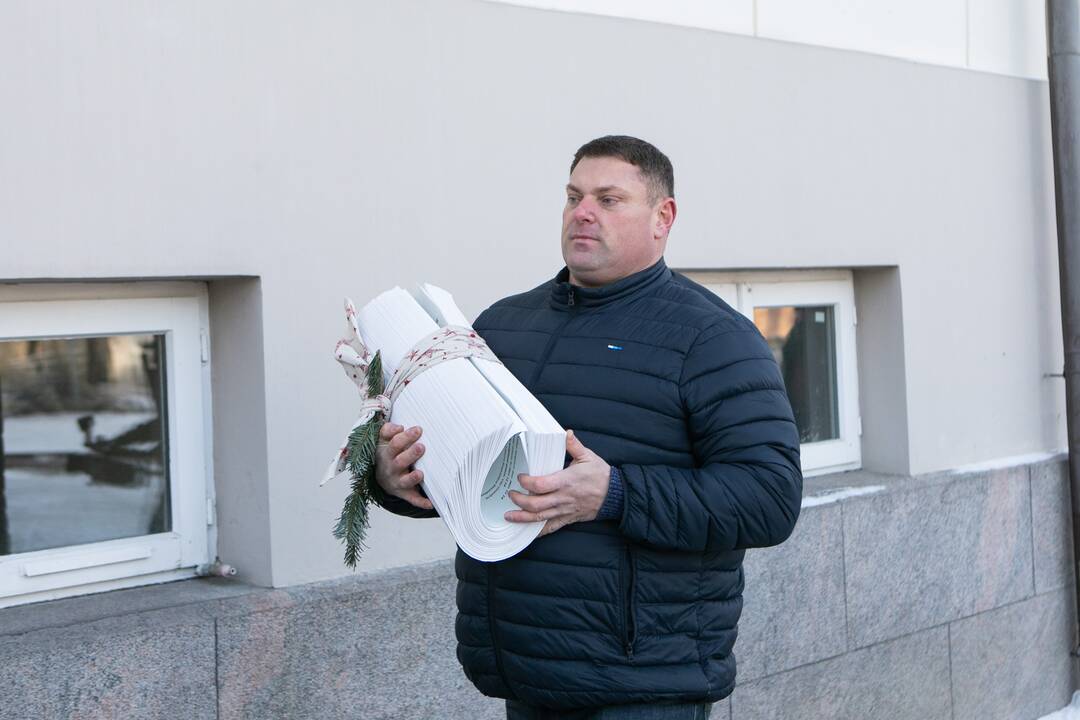 Prezidentui įteikė peticiją dėl galimybių paso stabdymo