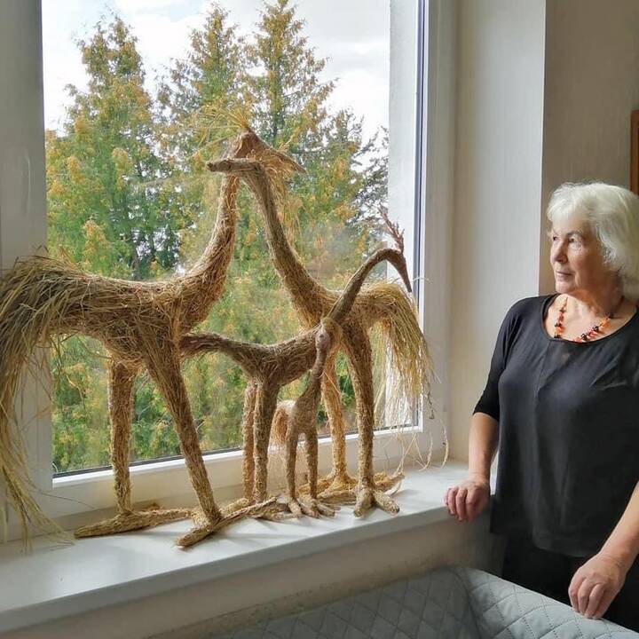 Darbštuolė: prieš 20 metų žolynų skulptūras pradėjusi rišti D. Saukaitienė jau spėjo surengti daugiau nei 100 parodų visoje Lietuvoje. 