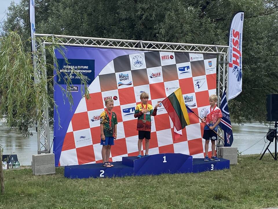 Nugalėtojas: jaunasis pasaulio čemionas Kemas šalia savo GT10 motorlaivio.