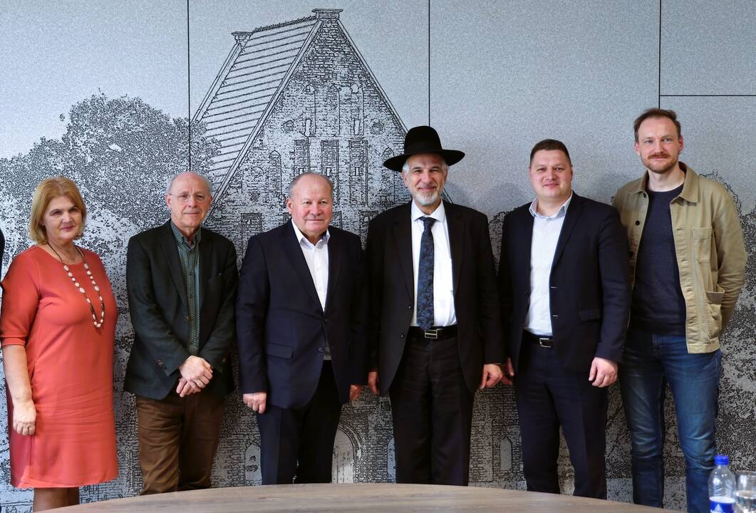 Bendradarbiavimas: E. Baronas (viduryje) siūlo savivaldybei kartu įgyvendinti projektą, kuris leistų sutvarkyti senąsias Vilkijos žydų kapines.
