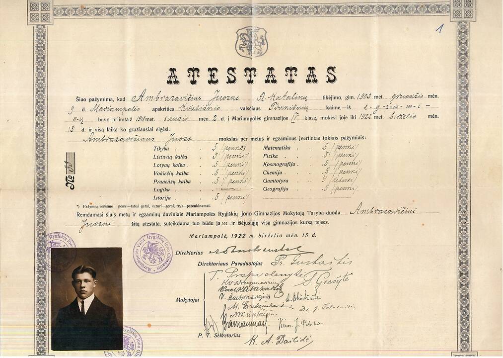 Asmenybės: Iš kairės – J. Ambrazevičius, rašytojas Juozas Grušas, ekonomistas Vytautas Petrulis, antroje eilėje stovi poetas Bernardas Brazdžionis. 