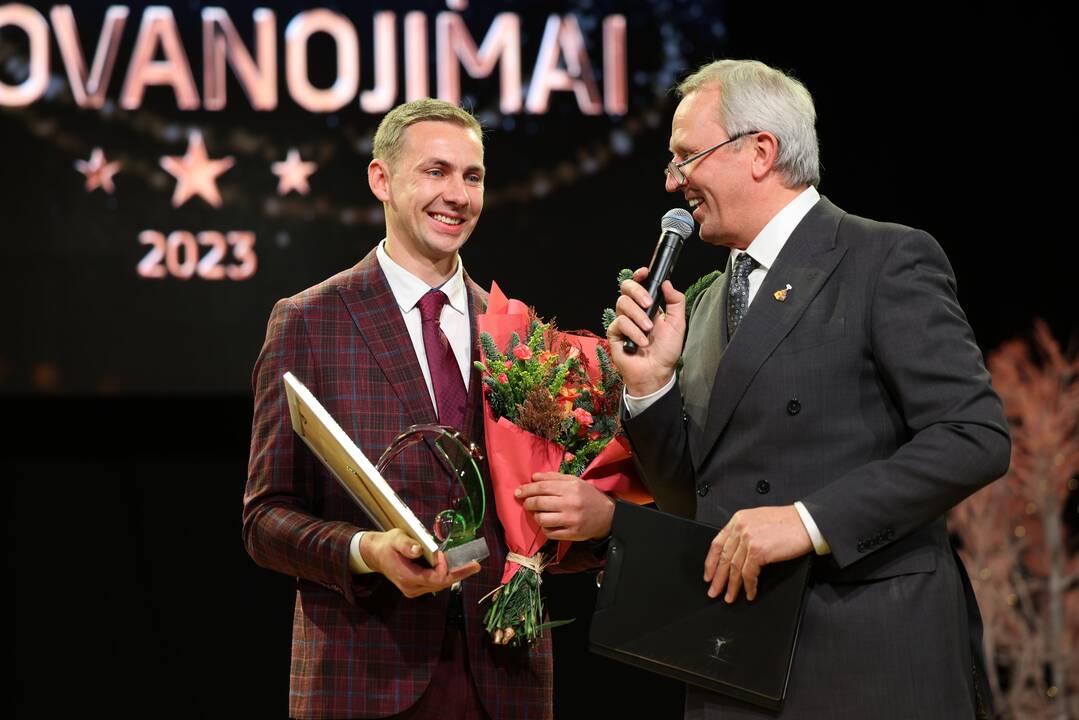 Pagarba: už gyventojų įtraukimą į bendruomenės veiklas apdovanotai ilgametei Liučiūnų bendruomenės pirmininkei M. Rastauskienei publika plojo atsistojusi.