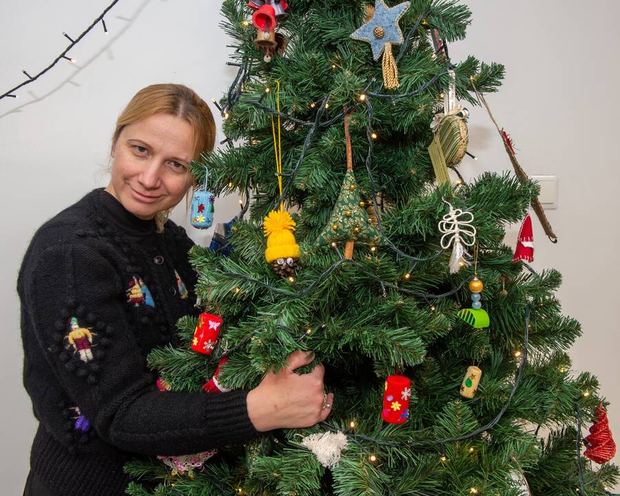 Kartu: E. Gilę džiugina Vilniaus unikalioje erdvėje „Senjorų avilys“ papuošta eglutė. Puošmenas kūrė senjorai ir kūrybinius užsiėmimus jiems vedusios menininkės. 