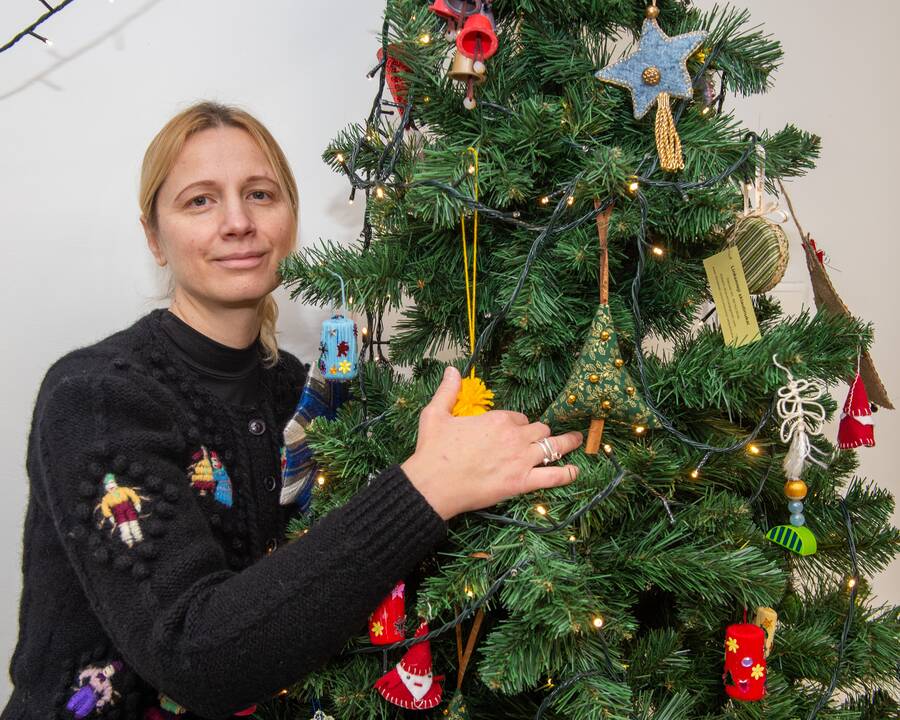 Kartu: E. Gilę džiugina Vilniaus unikalioje erdvėje „Senjorų avilys“ papuošta eglutė. Puošmenas kūrė senjorai ir kūrybinius užsiėmimus jiems vedusios menininkės. 