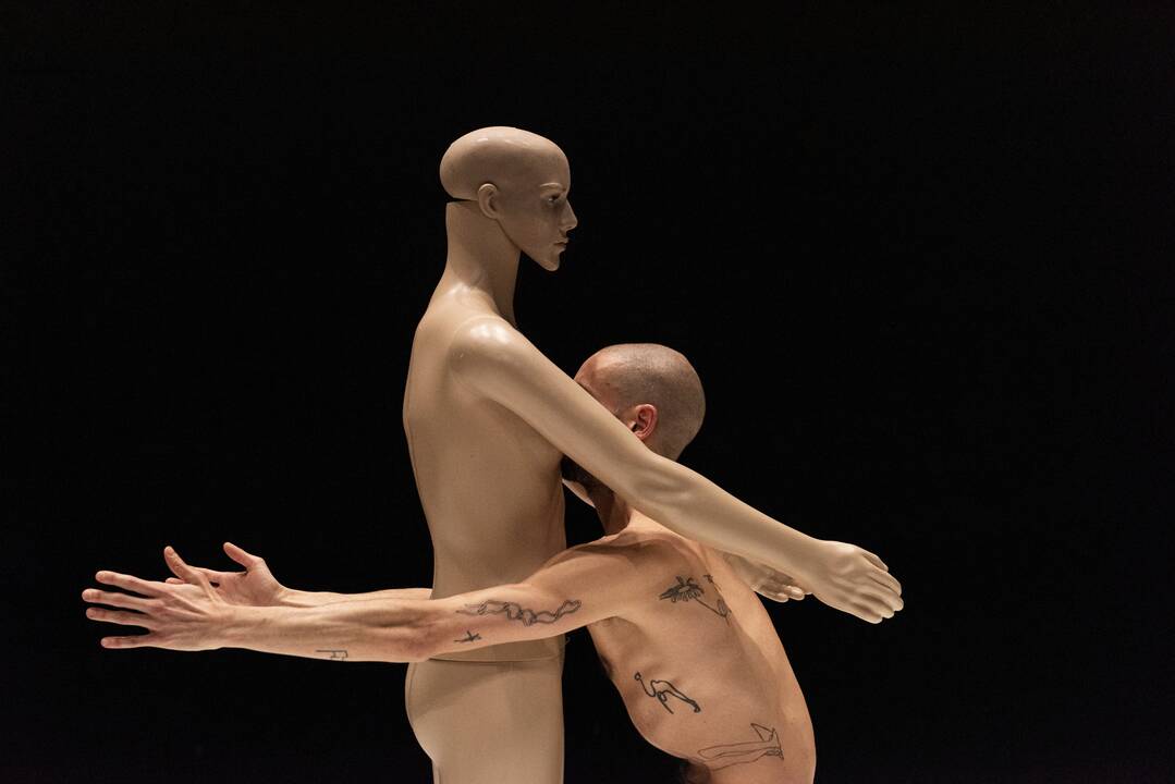 Istorija: A. Khano spektaklyje atpažįstami paties choreografo, užaugusio į Didžiąją Britaniją iš Bangladešo emigravusių tėvų šeimoje, gyvenimo motyvai.