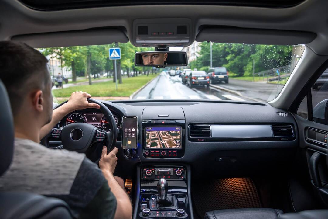 Pavežėjų automobiliuose gali atsirasti vaizdo kameros: saugos nuo priekabiavimo, keiksmų