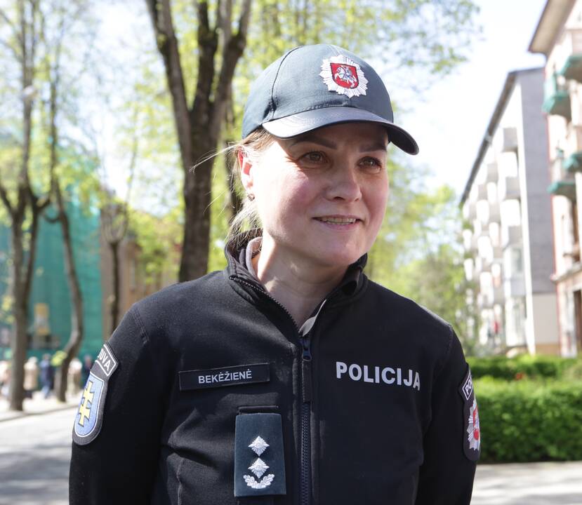  Šokas: šeimininkai ramiai vakarieniavo, kai į jų mašiną iš viršaus atskriejo daugiabučio laiptinėje stovėjęs didelis vazonas su gėle.