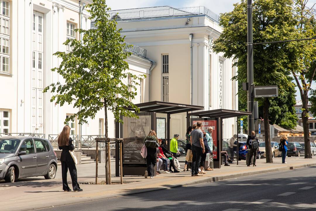Karšta: keleiviai skundžiasi, kad per stiklinius stoginių stogus alina kaitri saulė.