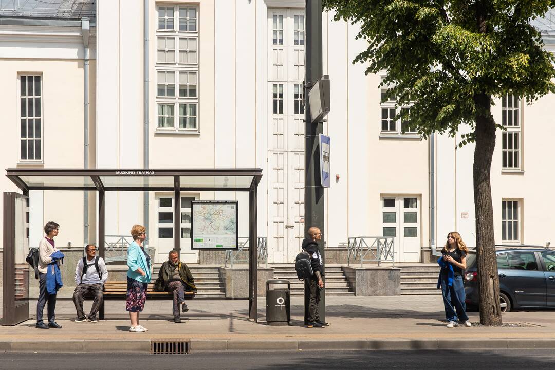 Karšta: keleiviai skundžiasi, kad per stiklinius stoginių stogus alina kaitri saulė.