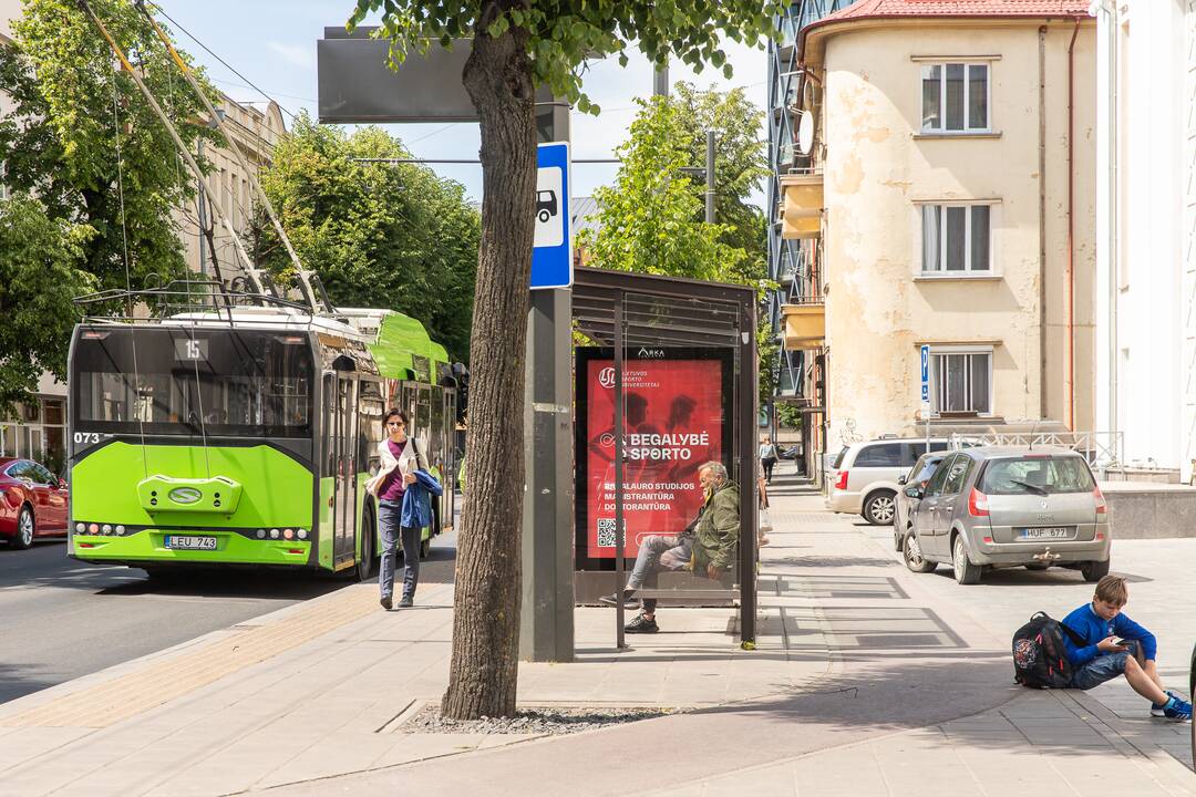 Karšta: keleiviai skundžiasi, kad per stiklinius stoginių stogus alina kaitri saulė.