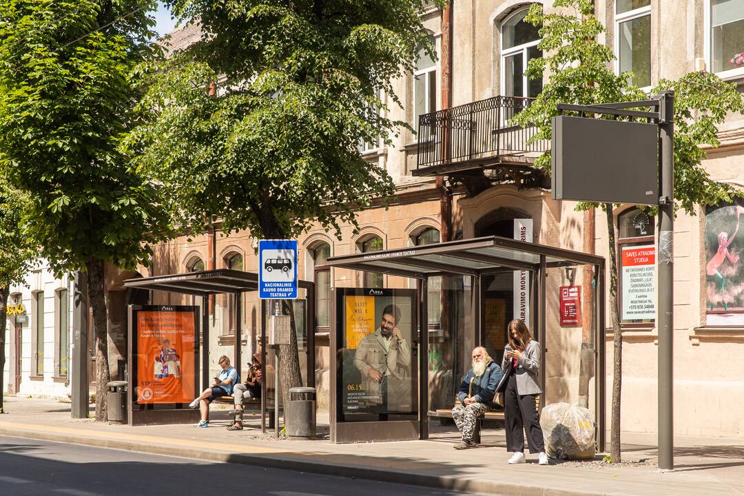 Karšta: keleiviai skundžiasi, kad per stiklinius stoginių stogus alina kaitri saulė.