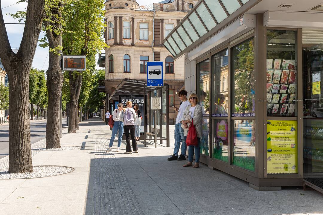 Karšta: keleiviai skundžiasi, kad per stiklinius stoginių stogus alina kaitri saulė.